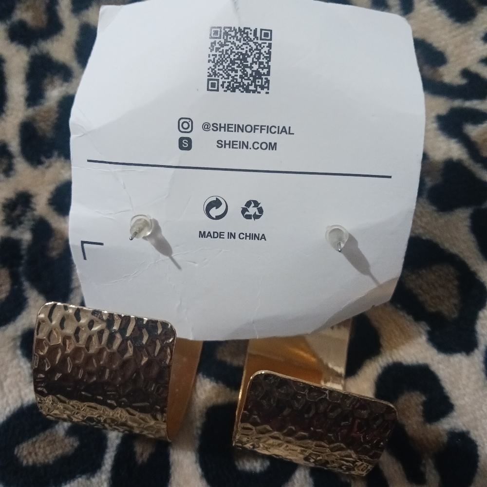 SHEIN Women Gold big Hoop earrings - Picture 6 of 8
